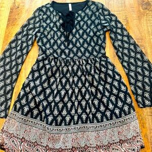 Black long sleeve dress with print detail.